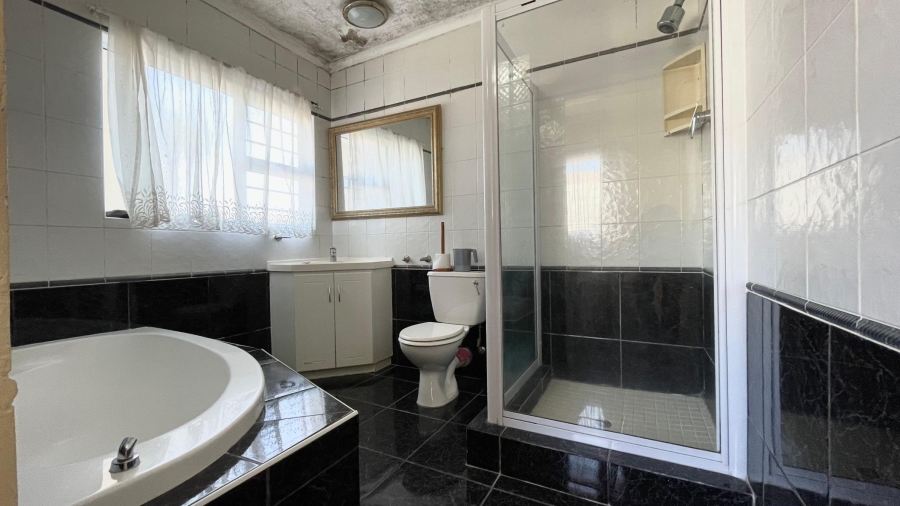 6 Bedroom Property for Sale in Onverwacht Western Cape